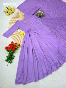 Vestido étnico de alta calidad en seda Vichitra con trabajo manual y dupatta con lentejuelas, fabricado en Surat. - Product Image 4