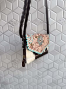 Funda de Teléfono Tipo Clutch de Cuero Tallado a Mano, Elegante Cartera de Cuero Vacuno con Diseño Único en Color Turquesa para Mujer - Product Image 2