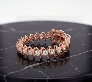 Bracelet en or rose avec diamants de laboratoire au design élégant en forme de vague pour femmes - Cadeau classique pour les anniversaires de mariage et les occasions de fête - Product Image 3