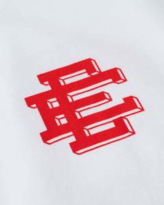 เสื้อยืดแขนสั้นสีขาวสำหรับผู้ชาย พิมพ์ลายโลโก้ตัวอักษรสีแดงด้านหน้า สไตล์ลำลอง คอกลม ผ้าฝ้ายเจอร์ซีย์ - Product Image 4