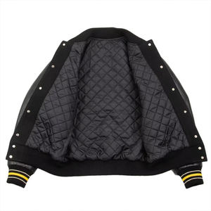 Chaqueta estilo universitario negra para hombre, mangas estilo cuero, forro acolchado, ribete acanalado con rayas amarillas, moda urbana. - Product Image 3