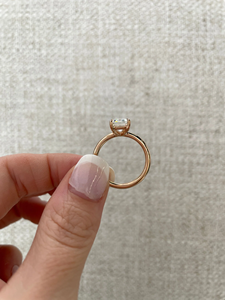 แหวนเพชรทรงเอเมอรัลด์สำหรับผู้หญิง ทอง 14K แหวนหมั้นคลาสสิก ประดับด้วยพลอยเพาะเลี้ยง - Product Image 2