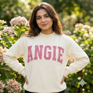 Sudadera Crema con Cuello Redondo para Mujer, con Estampado de Letras Rojas a Cuadros, Angie Print, Tailgate Gameday Merch - Product Image 2