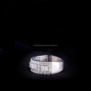 แหวนแต่งงานผู้ชายแบบครึ่งวงประดับมอสซาไนต์ทรงเหลี่ยมมรกต เงินแท้ 925 ตัวเรือนแบบหนามเตย แหวนหมั้นคลาสสิก ของขวัญ - Product Image 3