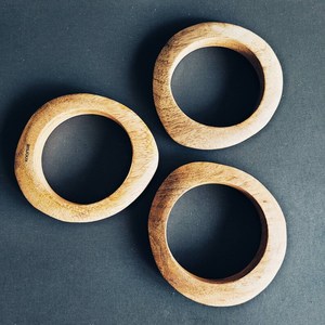 Pulseras de Madera Hechas a Mano con Acabado Natural e Incrustaciones de Latón, Colección de Pulseras para Mujer, Craft Emporium Exports, Uttar Pradesh - Product Image 2