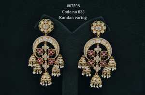 Boucles d'oreilles pendantes Kundan 07589, couleur or, motif floral, style chandelier, avec pierres vertes et blanches, bijoux pour mariage et fête - Product Image 4