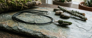 Collier pendentif artisanal en pyrite naturelle enroulée de fil, bijou en cristal de quartz brut avec cordon ciré réglable - Product Image 6