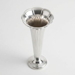 Jarrón de Trompeta Acanalado de Latón y Acero Inoxidable Hecho a Mano de 26 cm, Pulido a Espejo Plateado, para Decoración del Hogar, Hoteles, Bodas, Centro de Mesa - Product Image 4