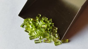 พลอยเพอริดอทธรรมชาติขนาด5x10มม. ทรงเหลี่ยมตัดทรงหลวมอัญมณีขนาด5มม. สีเขียวมรกตตัดเป็นจำนวนมาก - Product Image 2