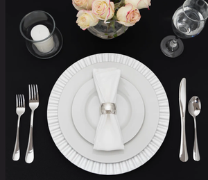 Assiette de présentation en métal cannelé argenté moderne exclusive, vente en gros pour la décoration de table de mariage, banquets et événements festifs - Product Image 1