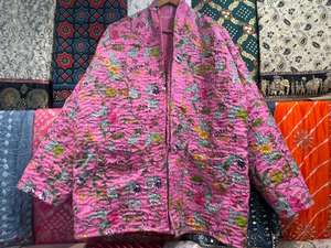 Veste réversible en coton Kantha vintage, brodée à la main, respirante et matelassée, idéale pour les fêtes, les mariages, les vacances d'été et les festivals - Product Image 3