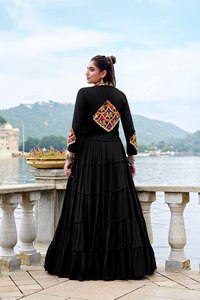 Ensemble de veste Lehenga Choli de luxe pour femmes avec broderies traditionnelles, accents miroir et une touche élégante - Product Image 3