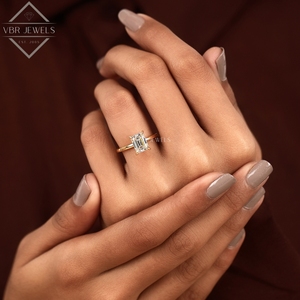 Anillo Solitario de Diamante Corte Esmeralda en Oro Amarillo con Cuatro Puntas, Joyería de Compromiso, Boda, Regalo para Mujer, Proveedor de Lujo - Product Image 6