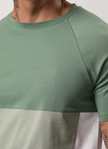 Conjunto Deportivo Premium para Hombre con Paneles en Contraste y Logotipo Personalizado – Camiseta y Pantalones Cortos Transpirables que Absorben la Humedad, Conjunto de 2 Piezas - Product Image 3