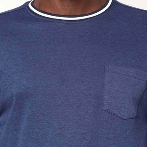 Camiseta de Manga Corta para Hombre, Color Azul Marino, Cuello Redondo, con Bolsillo con Ribete en Contraste, Corte Regular Informal, de Algodón Tejido - Product Image 2