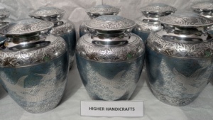 Urne funéraire pour adultes Going Home - Urne funéraire pour cendres humaines avec oiseaux en vol gravés à la main - Urnes commémoratives en métal de qualité supérieure en gros - Product Image 3