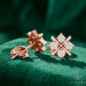 . Pendientes de barra cruzada Annaliese de lujo con diamantes de laboratorio de corte redondo brillantes, barras metálicas y elegantes pendientes de oro. - Product Image 6