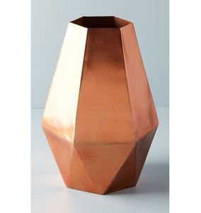Vase géométrique en cuivre, objet décoratif contemporain pour une touche de raffinement intérieur distinctif - Product Image 1