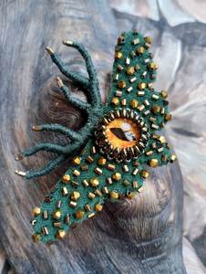 Elegante Broche Bordado con Cuentas Inspirado en la Artesanía Vintage Hecha a Mano - Product Image 6