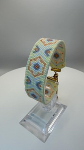 Bracelet Perlé Fait Main avec Motif Géométrique et Fermoir à Bascule Doré – Bijou Tendance, Idée Cadeau - Product Image 3