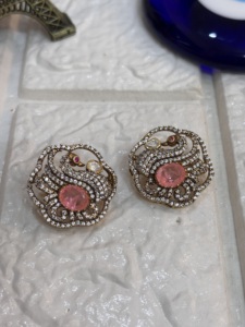ต่างหูแบบติดหูรูปดอกไม้ดีไซน์หรูหราเคลือบทอง 22k จาก Amaira Jewels รุ่นวินเทจ ลายยูนิคแบบนกยูง สำหรับผู้หญิง - Product Image 4