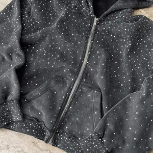 Sweats à capuche surdimensionnés personnalisés avec strass, streetwear robuste, sweats à capuche pour hommes entièrement zippés, fabricant OEM/ODM, sweats à capuche entièrement ornés de strass - Product Image 5