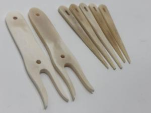 Ensemble d'aiguilles à tricoter et de lucets en os faits à la main – Outils traditionnels pour le tissage, le tricot et le crochet - Product Image 2