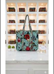 Bolso de Hombro Reversible de Terciopelo Acolchado con Estampado Floral Hecho a Mano en India, Personalizado para Mujer, Marca Le Souvenirs, Primavera - Product Image 2