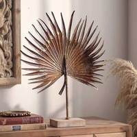 Objets décoratifs en métal minimalistes et élégants, sculptures accentuant les arrangements de meubles et de décoration modernes