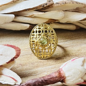 แหวนดีไซน์โบโฮลายฉลุแบบวินเทจ ทองเหลืองชุบทอง 18k ประดับเพอริดอท สำหรับผู้หญิง สไตล์ค็อกเทล ขายส่ง/OEM - Product Image 4