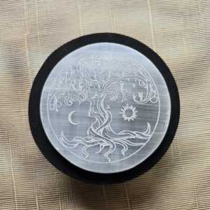 Plaque Arbre de Vie en Sélénite Naturelle 3 Pouces Gravée Soleil Lune, Plaque de Recharge en Cristal Ronde, Décoration Spirituelle, Vente en Gros - Product Image 4