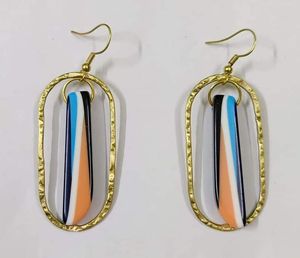 Pendientes Colgantes Redondos de Resina Color Blanco Crema con Forma de Concha, Chapados en Oro, Estilo Retro para Mujer - Product Image 2