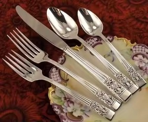 Ensemble de couverts en métal de qualité supérieure, collection moderne de cuillères, fourchettes et couteaux pour la salle à manger et les banquets - Product Image 6