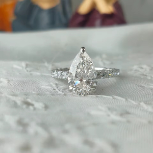 Anillo de diamantes en forma de pera con piedras laterales en oro blanco, una combinación perfecta de encanto clásico, brillo radiante y estilo contemporáneo. - Product Image 1