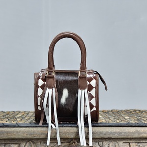Bolso de mano de cuero vacuno marrón de lujo con rayas blancas y borlas, asa de cuero, bolso cruzado tipo Speedy - Product Image 2