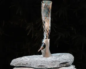Corne à boire traditionnelle viking en corne de buffle, thème Amour, durable, faite à la main, avec support et gravures personnalisées, pour cadeau d'entreprise - Product Image 3