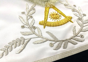 ผ้ากันเปื้อนพิธีกรรมเมสันสำหรับผู้รับปริญญา "Past Master Blue Lodge" - ผ้ากำมะหยี่สีน้ำเงินเข้ม งานปักมือสีเงินแบบมืออาชีพ ปรับแต่งได้ ขายส่ง - Product Image 3
