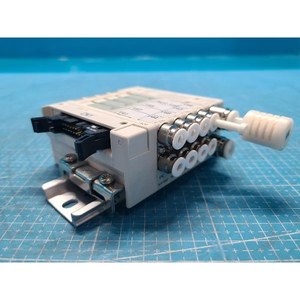 Collecteur de vannes solénoïdes pneumatiques CKD N4E0-ER + N4E0-Q + N3E0660-M + N4E0-T51, utilisés tels quels, pièces d'équipement semi-conducteur d'occasion - Product Image 3