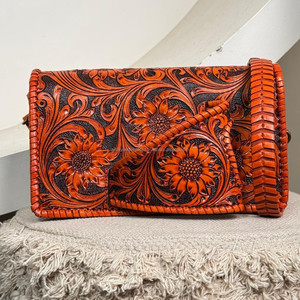 Bolso de mano de cuero personalizado OEM al por mayor, bolso de mano hecho a mano para mujer, monedero floral occidental con correa y ranura para la mano - Product Image 5