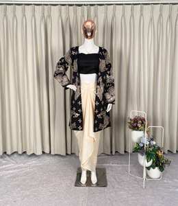 ชุดเซ็ต 3 ชิ้น สไตล์ชาติพันธุ์ ดีไซน์หรูหรา ตกแต่งด้วยงานปักดิ้น ผ้าไหมบังลอรี เสื้อแจ็คเก็ตครอปท็อป และกระโปรงผ้าเครป - Product Image 1