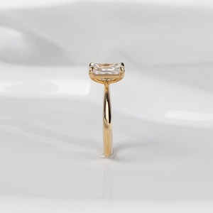 แหวนเพชรทรงรัศมี 1.5 กะรัต สร้างในห้องปฏิบัติการ ดีไซน์หรูหรา พร้อมวงแหวนรอบนอกแบบซ่อน ตัวเรือนทองคำขาว 14K รับรองโดย IGI เหมาะสำหรับเป็นแหวนหมั้นหรือแหวนครบรอบสำหรับเธอ - Product Image 6