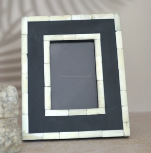 Beau cadre photo en bois incrusté d'os et de résine fabriqué à la main pour la décoration de l'Inde - Product Image 5