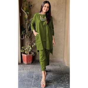 เสื้อสายไหมพร้อมกางเกงสีเขียวนกแก้วสวยงาม - Product Image 1