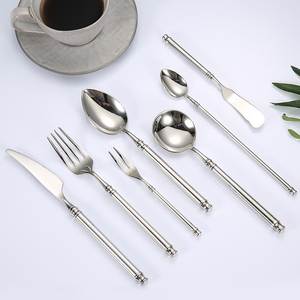 Juego de cubiertos metálicos contemporáneos, elegantes utensilios de acero inoxidable diseñados para una presentación moderna en la mesa de comedor y para el uso diario en la cocina. - Product Image 2