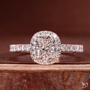 Bague de fiançailles en or blanc 10K avec halo de diamants de laboratoire taille coussin allongée 1 carat, certifiée IGI, et pavé de diamants - Product Image 1