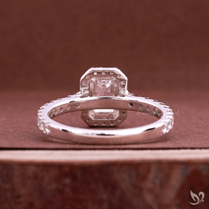 Anillo de Diamantes con Corte Esmeralda de 1 Quilate, Halo de Diamantes Cultivados en Laboratorio, Banda Elegante con Pavé, Oro Blanco - Product Image 3