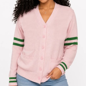 Cárdigan de Punto Rosa con Cuello en V para Mujer, Estilo Universitario, con Contraste Verde, Suéter Cárdigan Rosa y Verde, Diseño Varsity OEM - Product Image 6