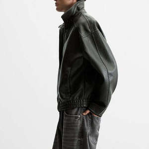 Abrigo con cremallera verde oscuro, elegante y minimalista, ideal para el invierno. - Product Image 3