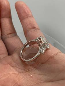 Anillo de Diamante Cultivado en Laboratorio con Corte Marquise de 4 Quilates, con Piedras Laterales en Forma de Baguette, Anillo de Tres Piedras, Certificado IGI - Product Image 3
