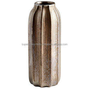 Florero Decorativo de Metal Hecho a Mano con Detalles Artesanales para Decoración de Interiores de Primera Calidad - Product Image 3